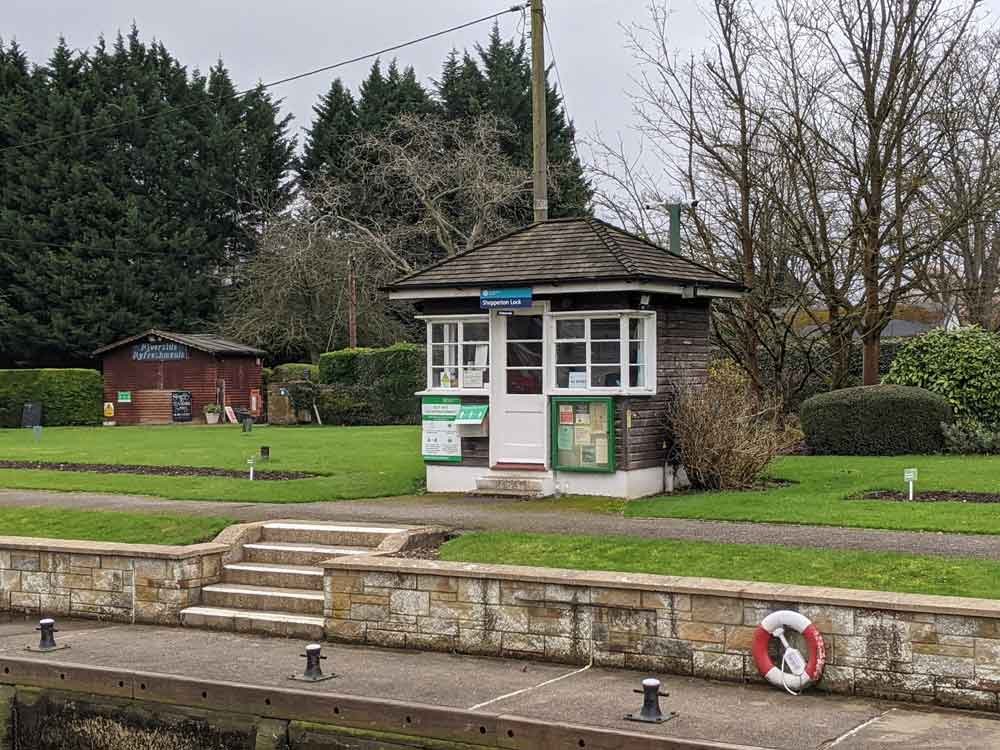 Shepperton Lock, Shepperton, Surrey, UK Shepperton Lock, Shepperton, Surrey, UK